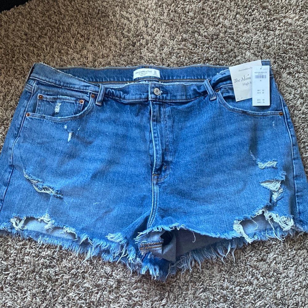 Brand new WITH TAGS Abercrombie HIGH RISE “mom short” in a size 35!